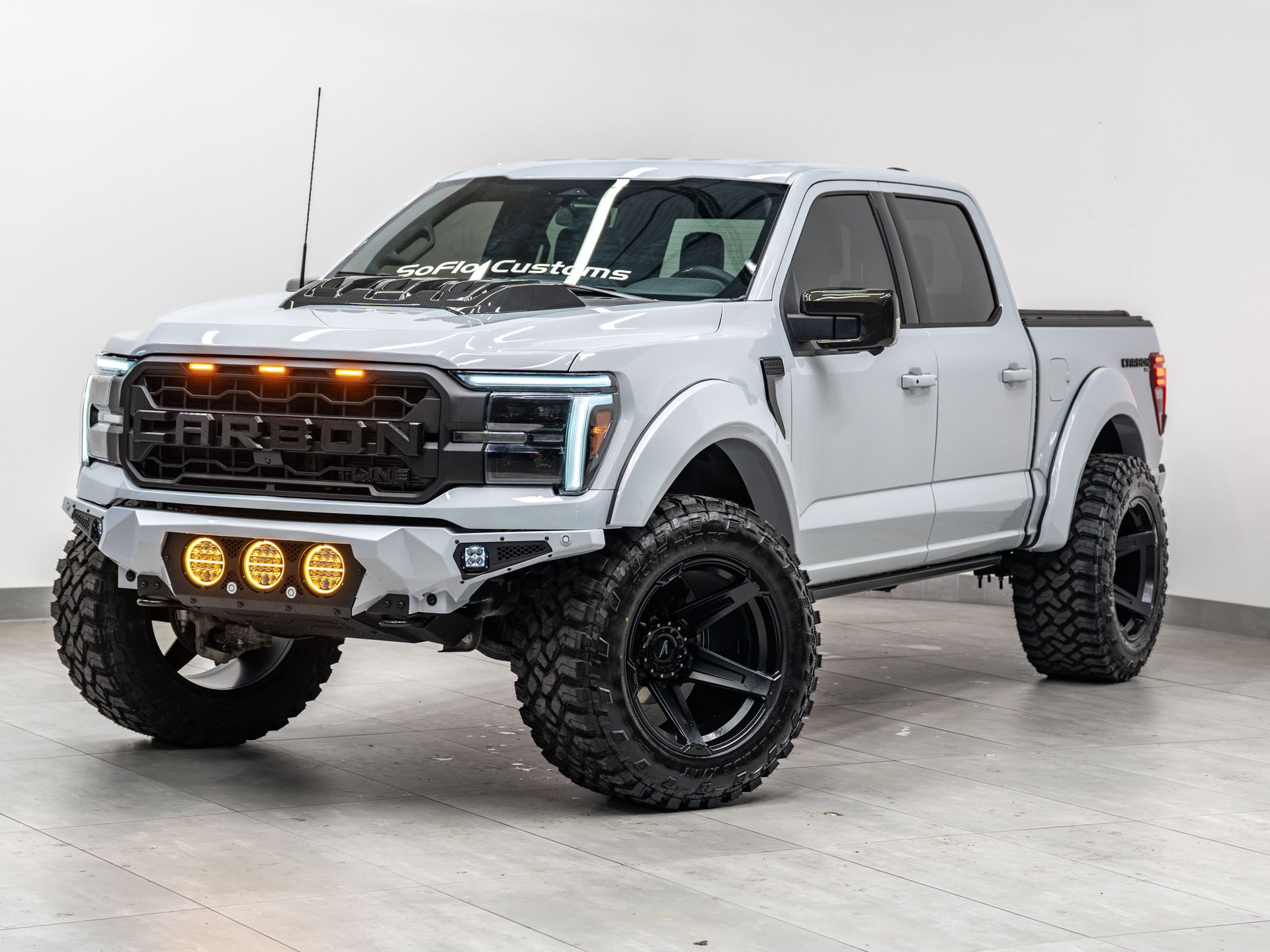 2025 FORD F-150 4X4 LARIAT in Space White Metallic, photo 1 of 5