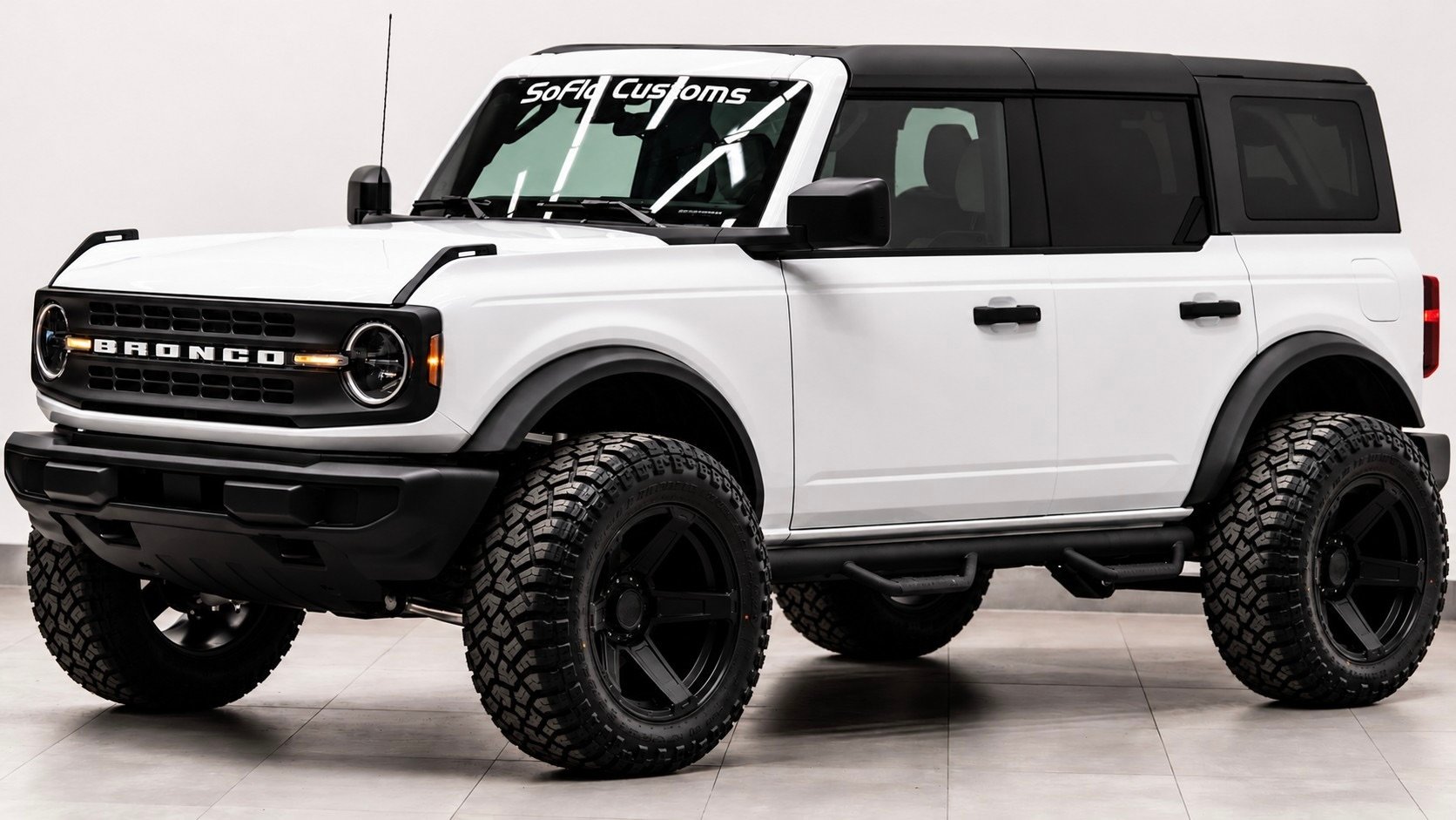 2026 FORD BRONCO 4X4 in Oxford White, photo 1 of 22